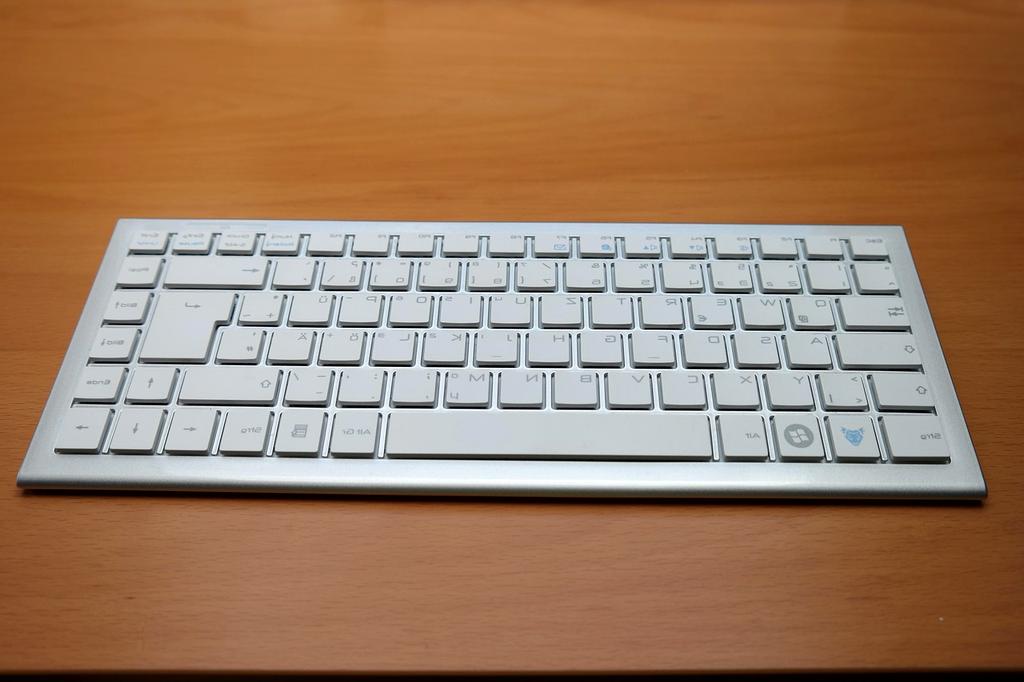 Ergonomic laptop stand with adjustable height