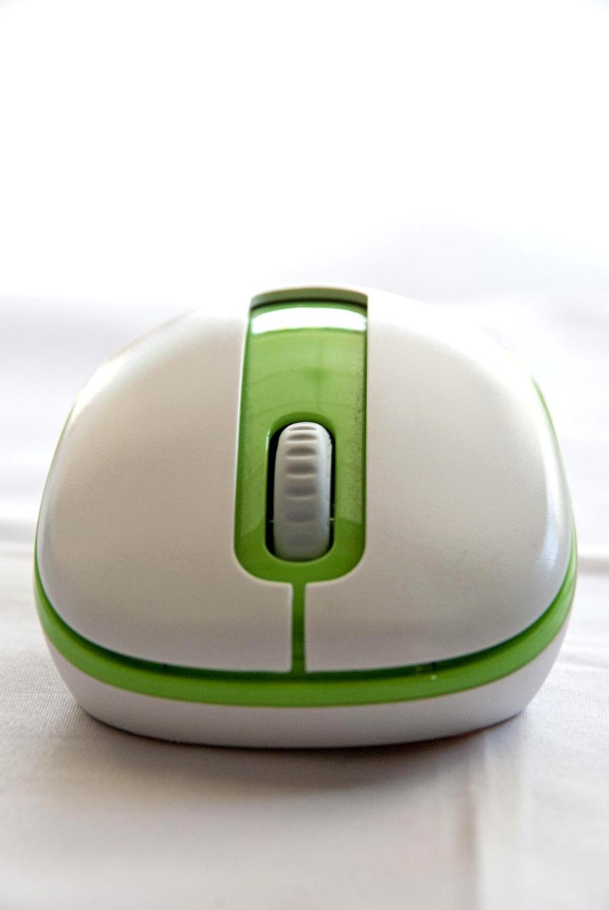Wireless ergonomic mouse with textured grip