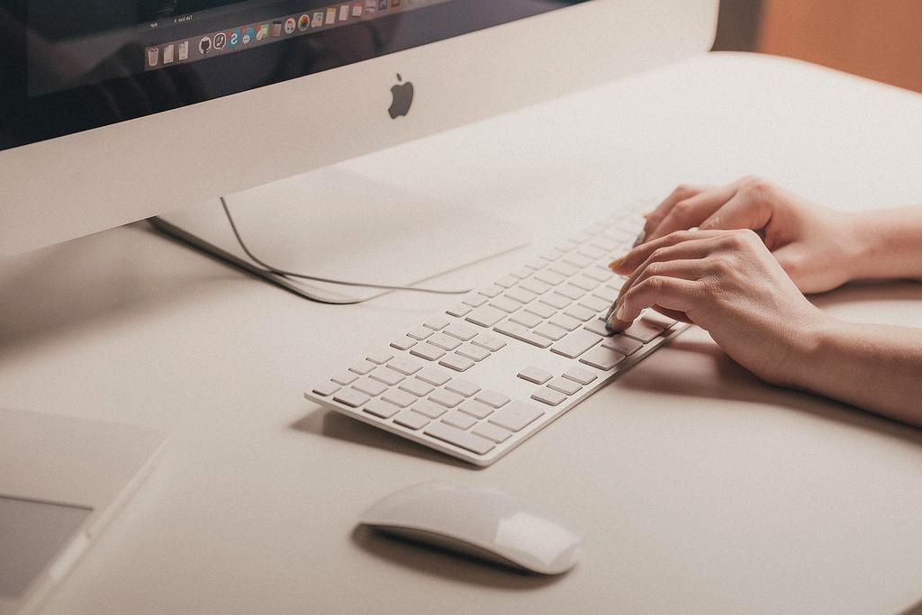 Wireless mouse floating element